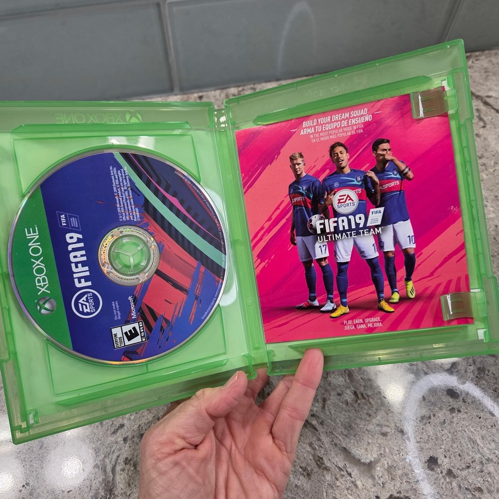 Xbox One FIFA 19 Soccer Football Video‎ Game Cristiano Ronaldo - Picture 4 of 5